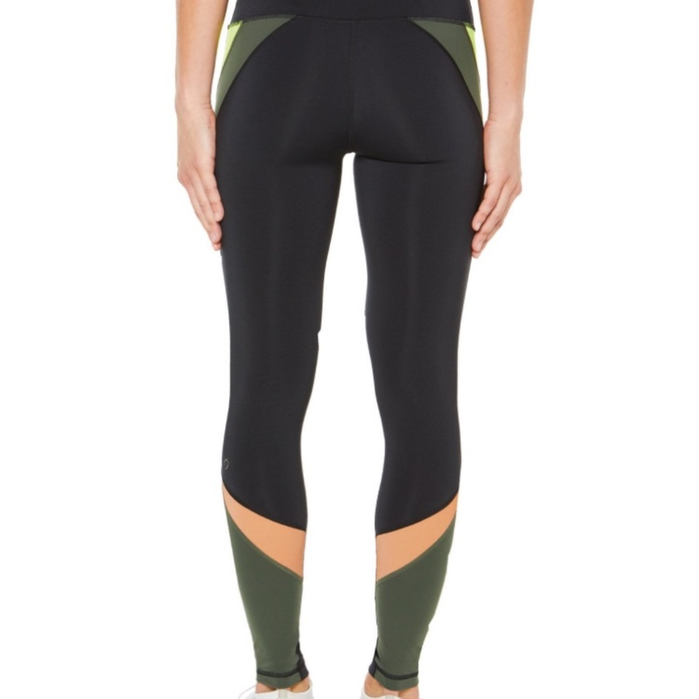 NEW SHAPE Activewear Shadow Leggings - Picture 3 of 6